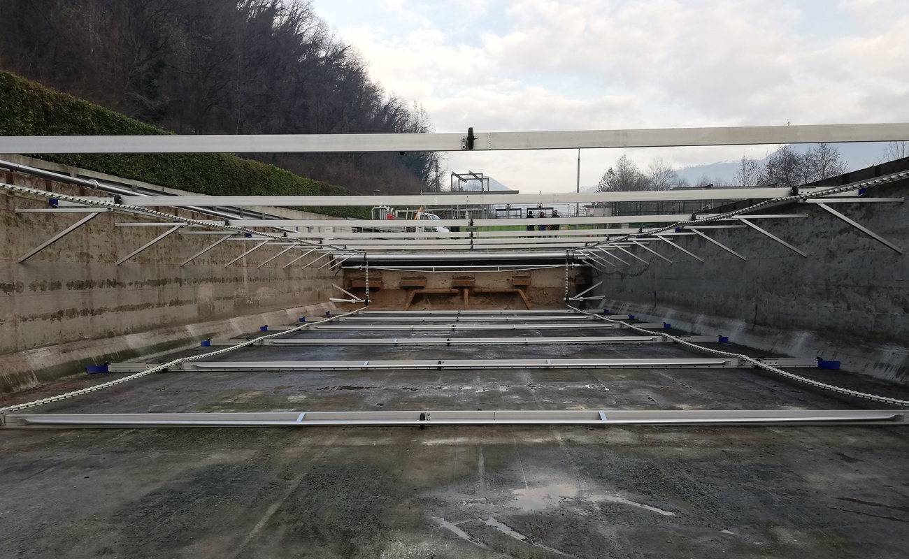 IT-Casnigo - ein 13,6m breites Becken mit Kunststoff-Ketten-Räumer KKR-L und Schwimmendem-Schwimmschlamm-Räumer SSR-2